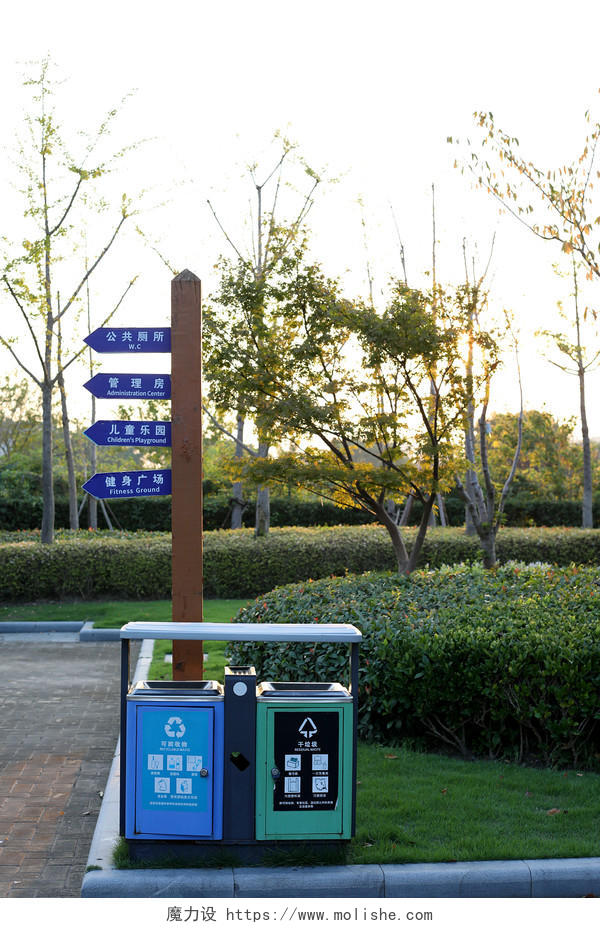 实拍公园指示牌指路牌指引牌路牌路标垃圾桶垃圾箱